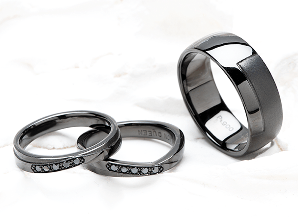 婚約指輪と重ねてつける黒い結婚指輪