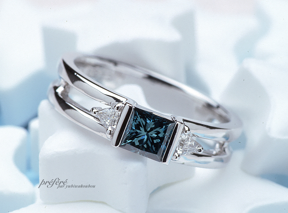 ブルーのプリンセスカットのダイヤのオーダーメイドのエンゲージリング(婚約指輪)が出来ました。