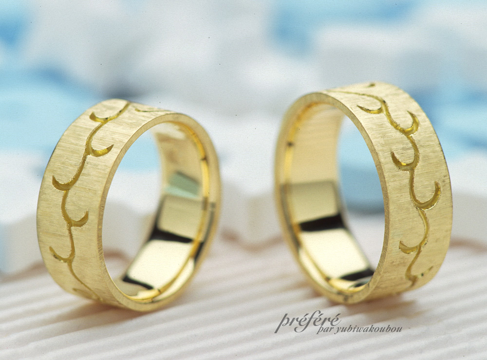 ゴールド素材にテクスチャーを入れたオーダーメイドのマリッジリング(結婚指輪)