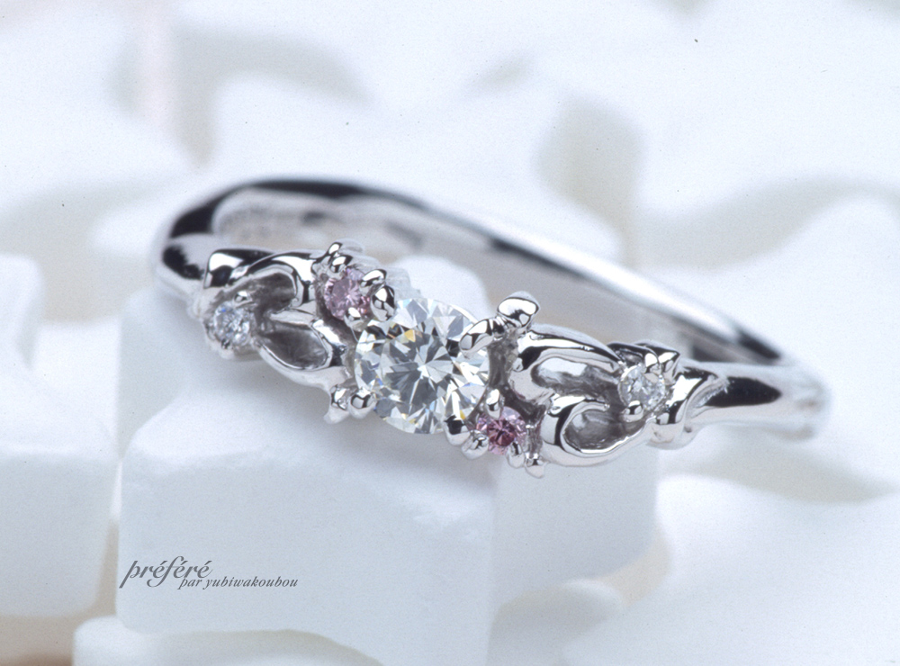 ラウンドとピンクダイヤのオーダーメイドの婚約指輪