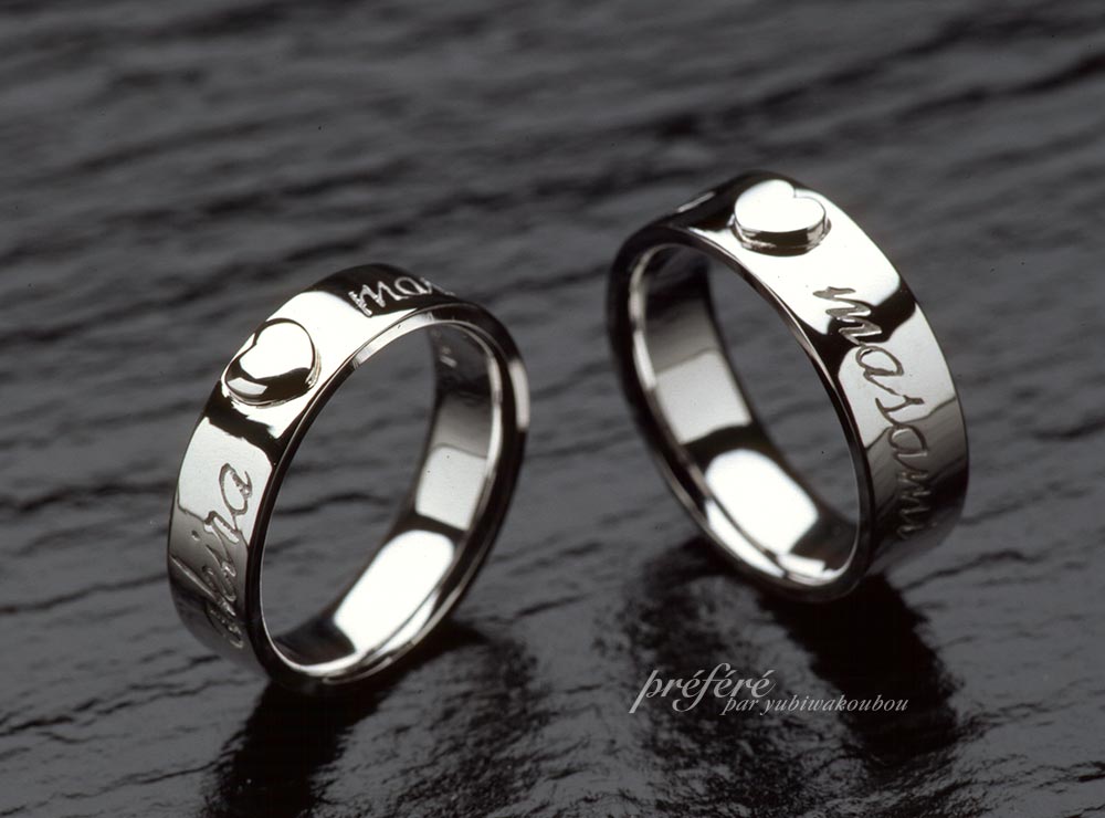 結婚指輪は、オーダーメイドでハートモチーフと名前を入れて