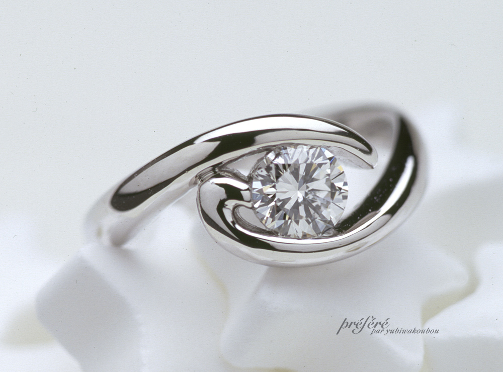 丸いダイヤを優しく包み込む婚約指輪はオーダーメイド