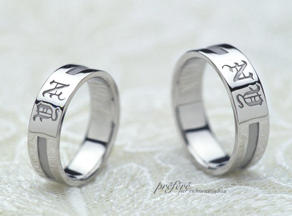 結婚指輪のオーダーは二人のイニシャルを彫り込んだデザイン