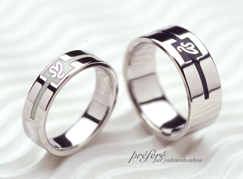 イニシャルとラインにカラーをアレンジした結婚指輪