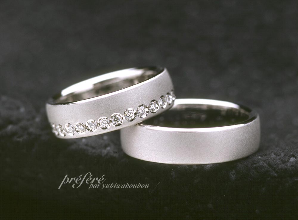 シンプルデザインにダイヤを配置した結婚指輪