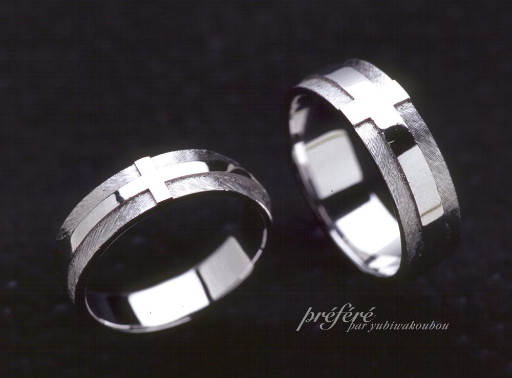クロスモチーフの結婚指輪