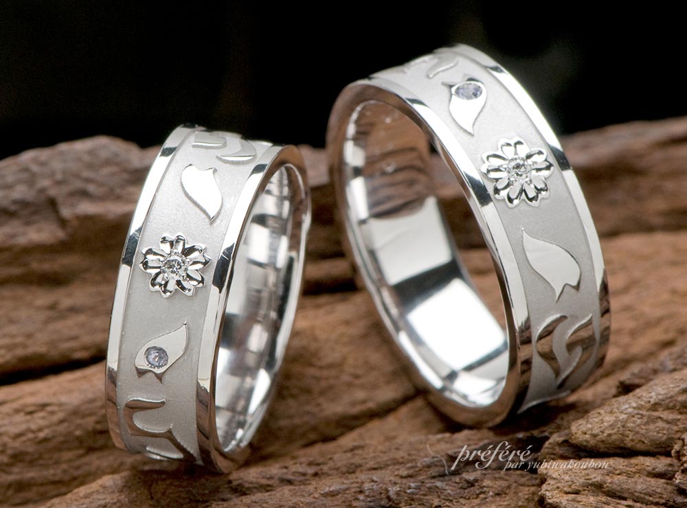 桜とイニシャルの幅広リング形状の結婚指輪