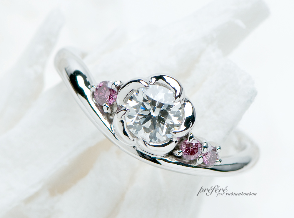 ピンクダイヤを添えた花モチーフの婚約指輪はオーダーメイド