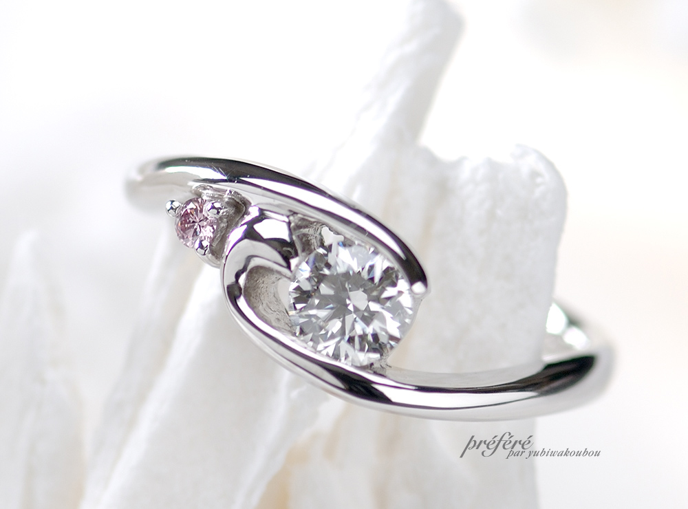 ラウンドダイヤにピンクダイヤ添えた婚約指輪のオーダーメイド