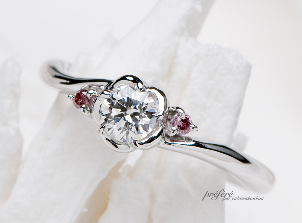 花モチーフにピンクダイヤを添えた婚約指輪オーダー 