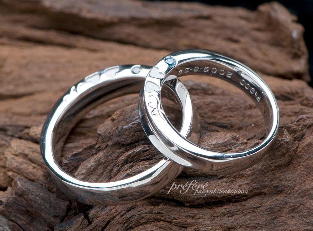 側面にイニシャルデザインとしあわせ四つ葉のクローバーになる結婚指輪