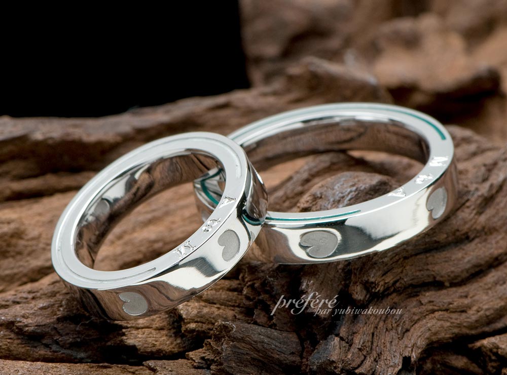 足形と側面にカラーを入れたデザインの結婚指輪
