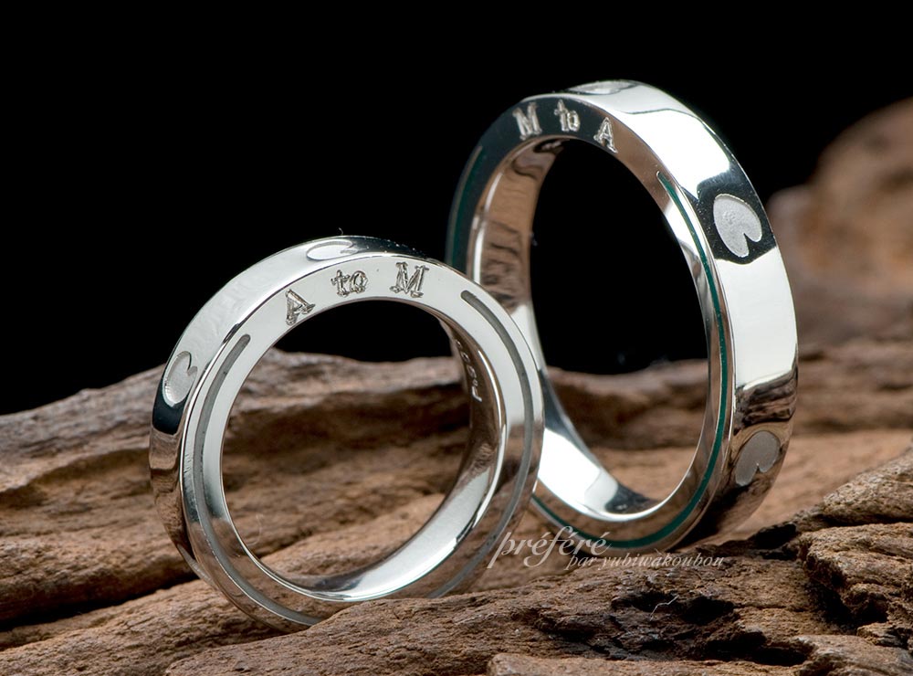 側面にイニシャルとカラーを入れたデザインの結婚指輪