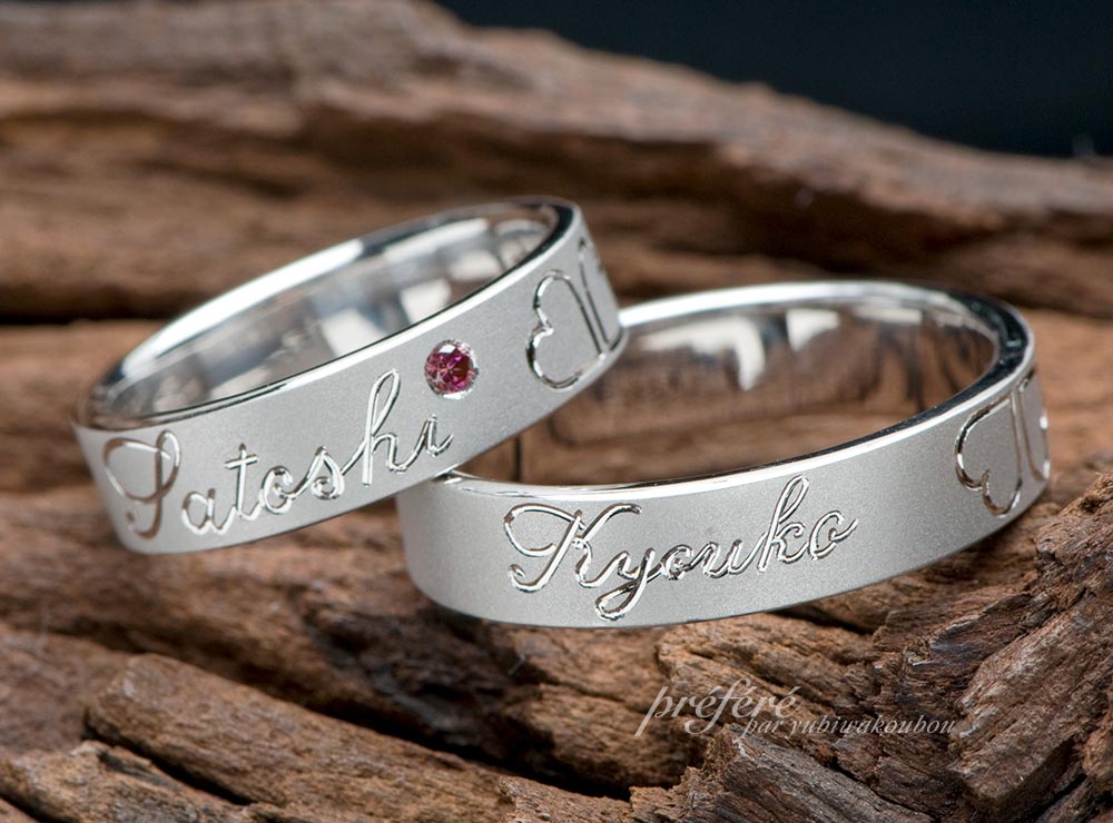 四つ葉のクローバーと名前を刻む結婚指輪