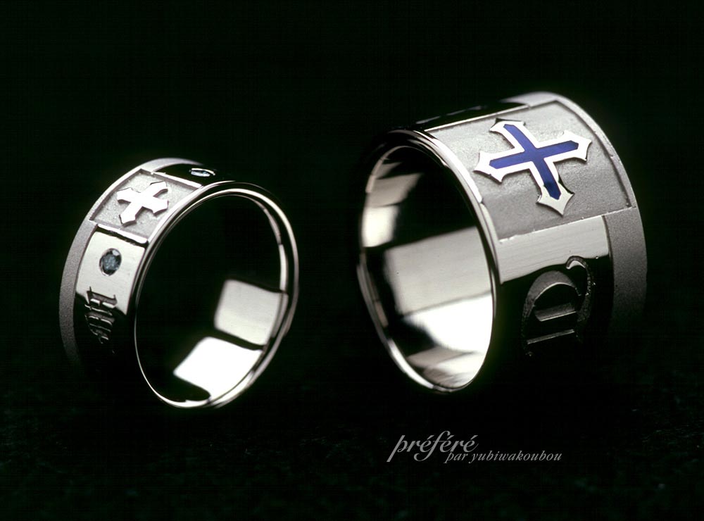 結婚指輪にクロスとイニシャルをデザイン