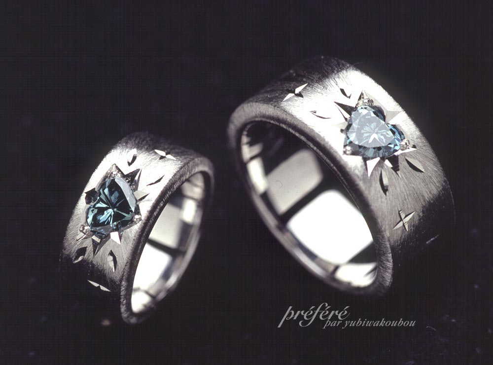 結婚指輪はブルー色のハートダイヤとテクスチャー仕上げ