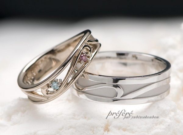 お揃いのイニシャル模様でお二人の統一感を出したデザインの結婚指輪