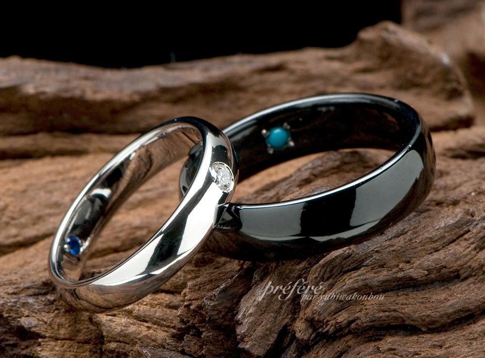 シンプル形状の結婚指輪を渋いブラックリングでオーダーメイド