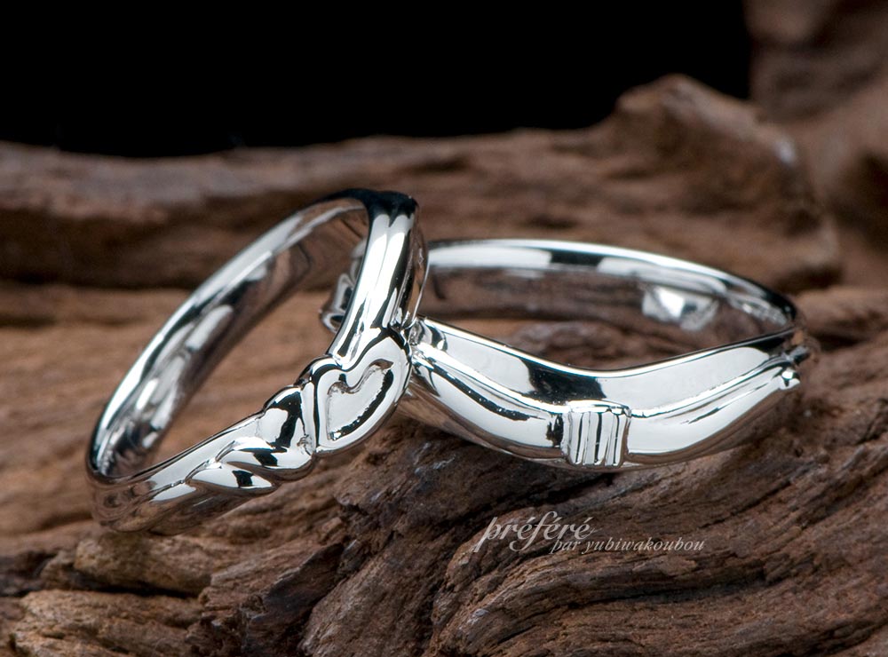 結婚指輪は名前の一文字の弓と矢のデザイン