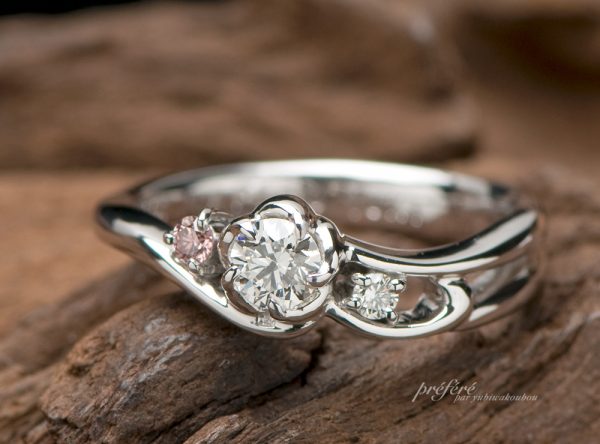 婚約指輪のオーダーは花モチーフにピンクダイヤを添えてお作りしました 