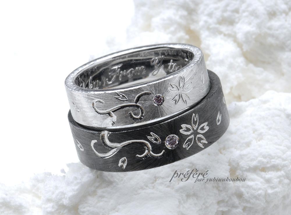 桜モチーフとイニシャルの結婚指輪はブラックリング