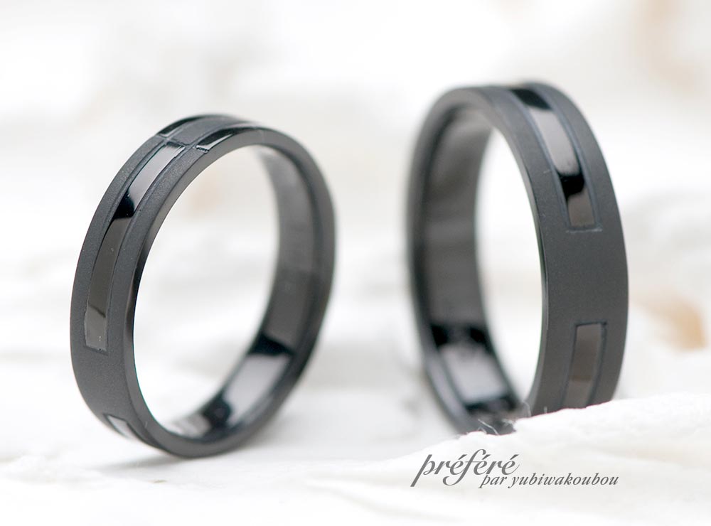 ブラックリングにイニシャルをデザイン 結婚指輪オーダー