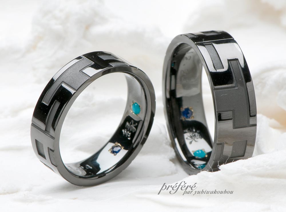 イニシャルをデザインしたブラックリングの結婚指輪