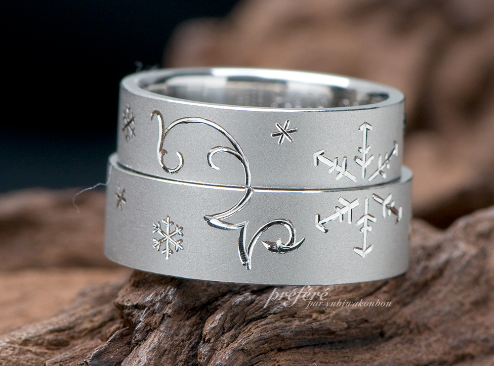 結婚指輪のオーダーは雪の結晶とイニシャルに釣り針デザイン