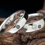 結婚指輪はシンプル形状にブラックダイヤを入れたデザイン