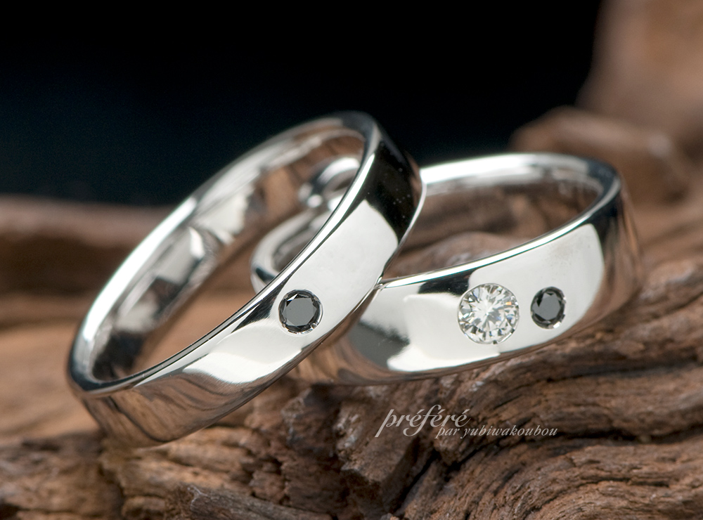 結婚指輪はシンプル形状にブラックダイヤを入れたデザイン