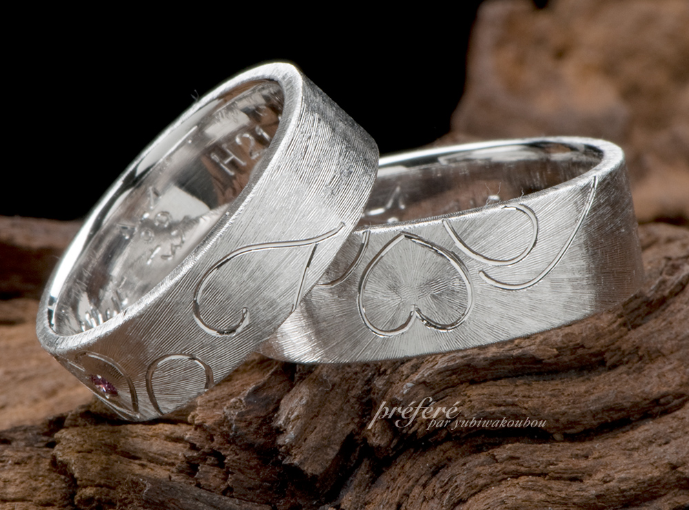 結婚指輪のオーダーはテクスチャー仕上げに四つ葉のクローバーデザイン