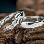 結婚指輪のオーダーは星座にみたてたイニシャルと熱いハート