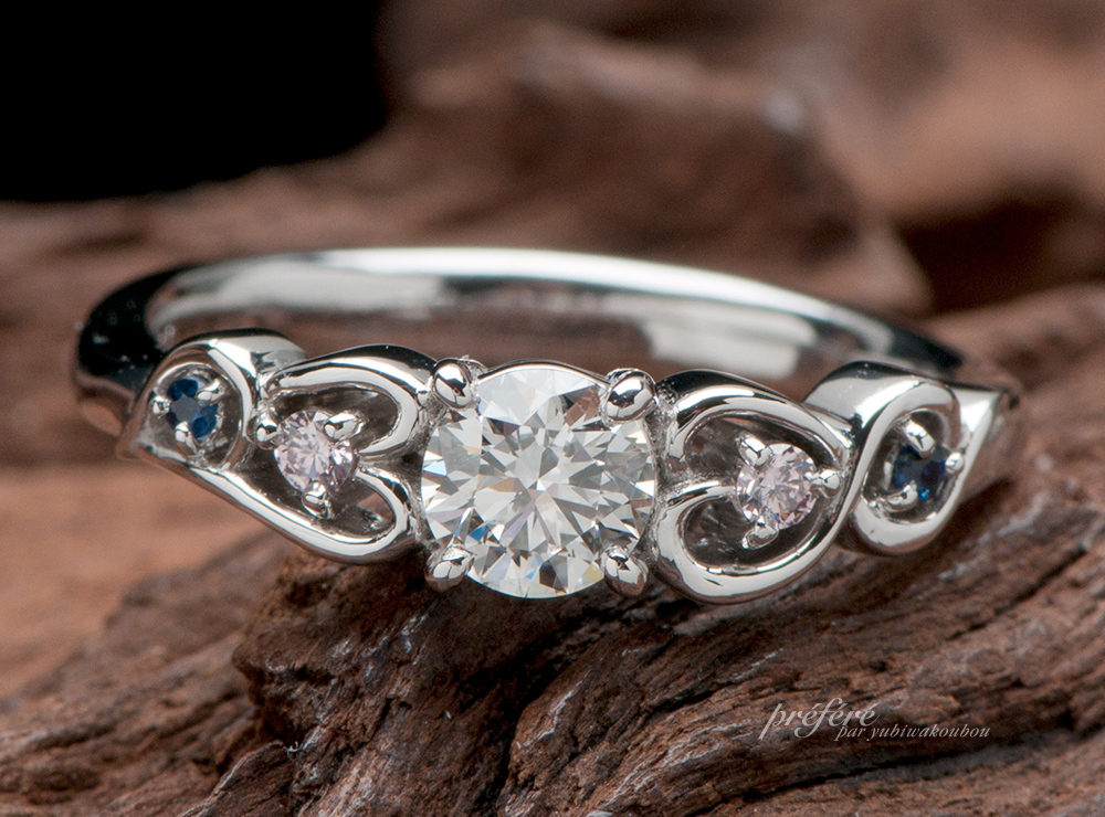 イニシャルモチーフでラウンドダイヤを使った婚約指輪はオーダーメイド