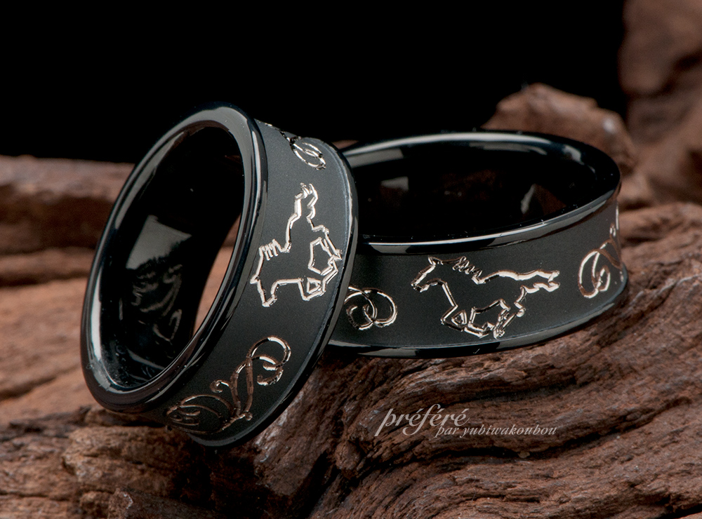 ブラックリングの結婚指輪に繊細な馬を手彫りしたオーダーメイド｜結婚指輪・婚約指輪はオーダーメイド専門のしあわせ指輪工房で