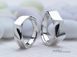 台形面のお洒落なオーダーメイドのマリッジリング（結婚指輪）は、プラチナ素材でお作りしました。