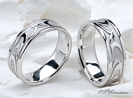 リング一周にお二人のイニシャルと記念日を入れた結婚指輪