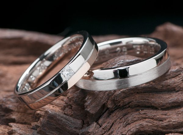 コンビ素材にプリンセスダイヤを配置した結婚指輪