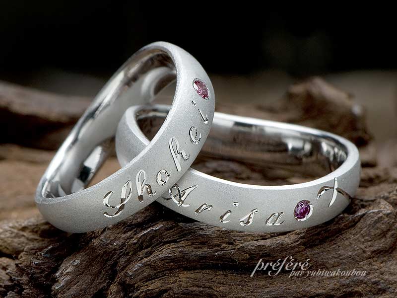 メッセージを刻んだペアの結婚指輪