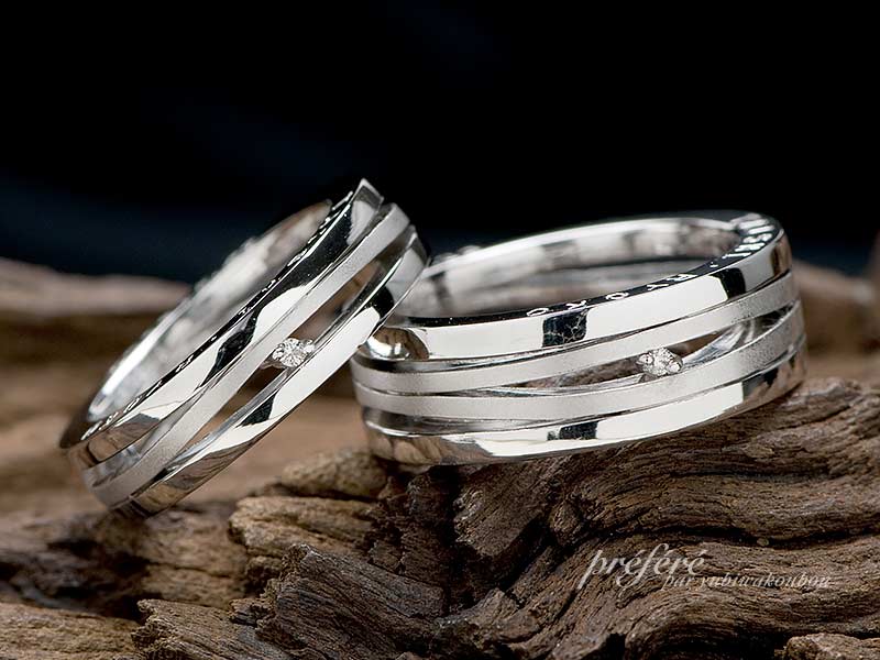 なめらな曲線を活かした透かしデザインのペアリングの結婚指輪
