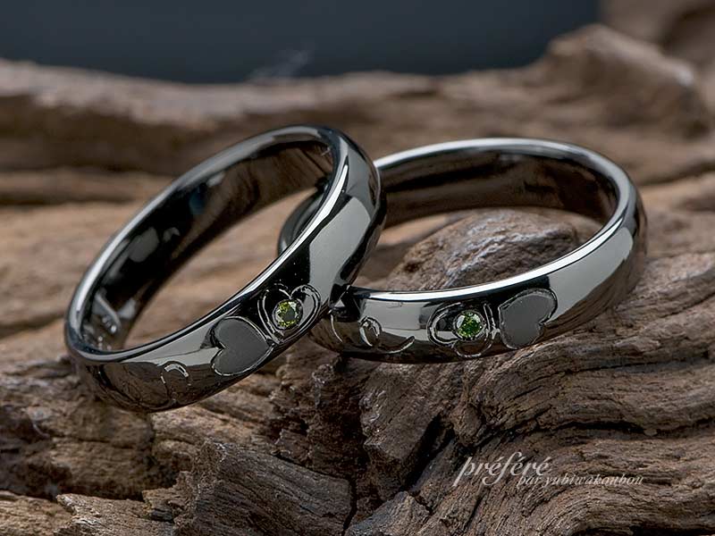 グリーンのダイヤを入れた黒色の結婚指輪はオーダーメイド