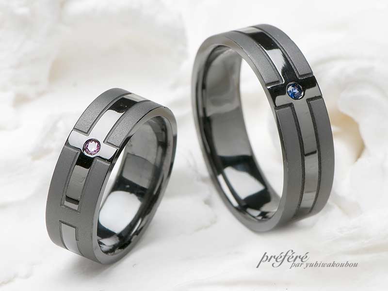 イニシャルをアレンジした大好きな黒色の結婚指輪はオーダーメイド