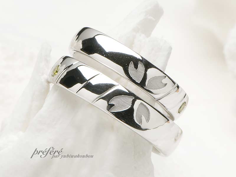 合わせると四つ葉のクローバーになるペアデザインの結婚指輪