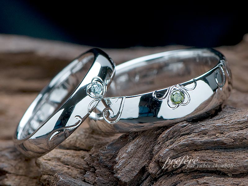 イニシャルと四つ葉のクローバーのモチーフを入れたペアデザインの結婚指輪