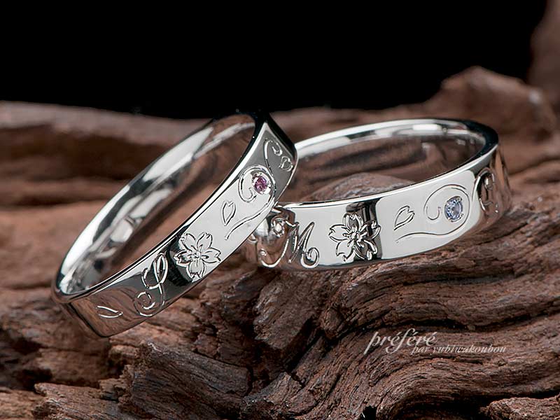 桜とハートをモチーフにしたペアデザインの結婚指輪はオーダー