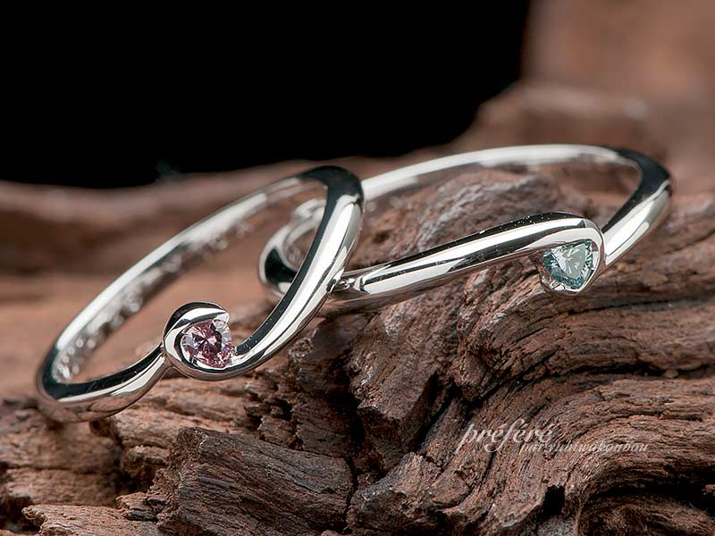 ファンシーピンクとアクアブルーのダイヤを入れたペアの結婚指輪はオーダー