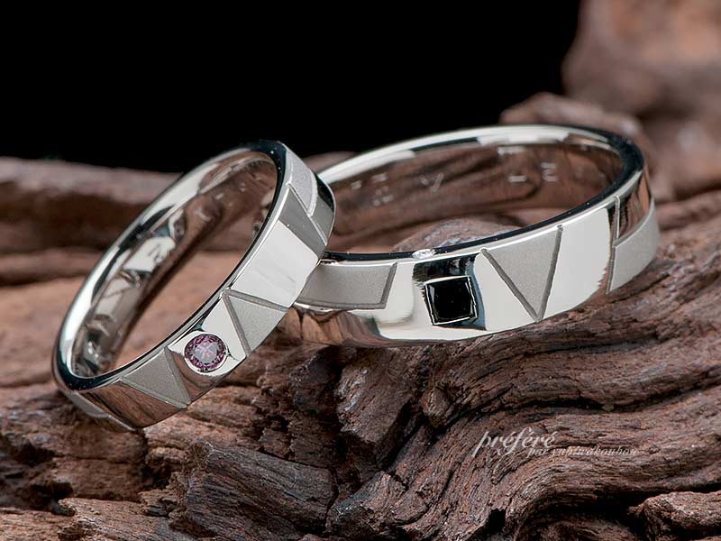 合わせるとイニシャルになるデザインにカラーダイヤを入れたオーダー結婚指輪