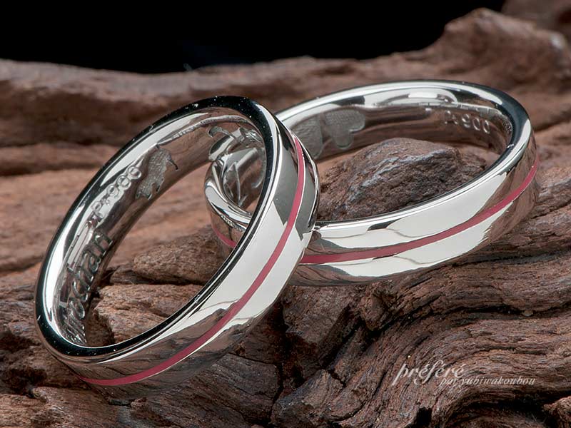 指輪のセンターに赤い線を入れたペアデザインのオーダーメイド結婚指輪