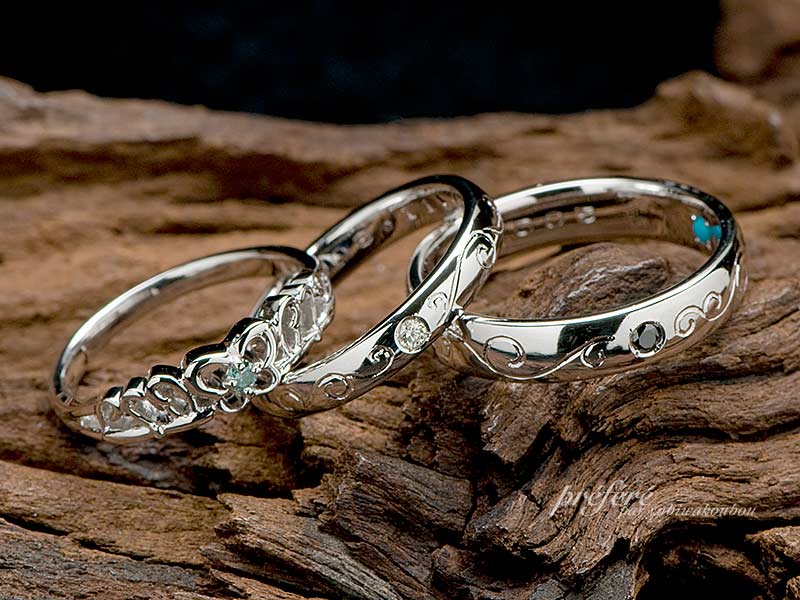 蝶をデザインした婚約指輪は結婚指輪とのセットリング