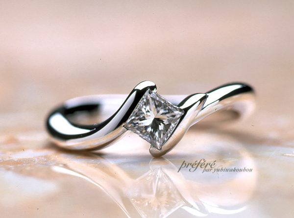プリンセスカットのダイヤでオーダーメイドのエンゲージリング（婚約指輪）