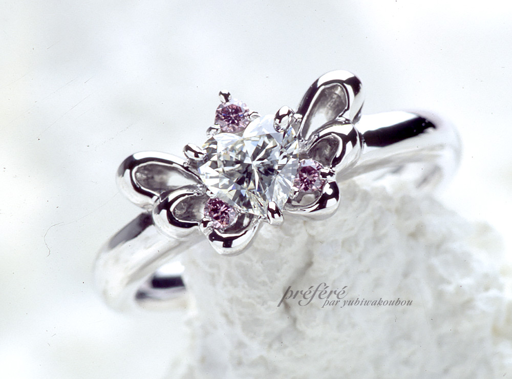 チョウチョのデザインにハートのダイヤを使ったオーダーメイドの婚約指輪